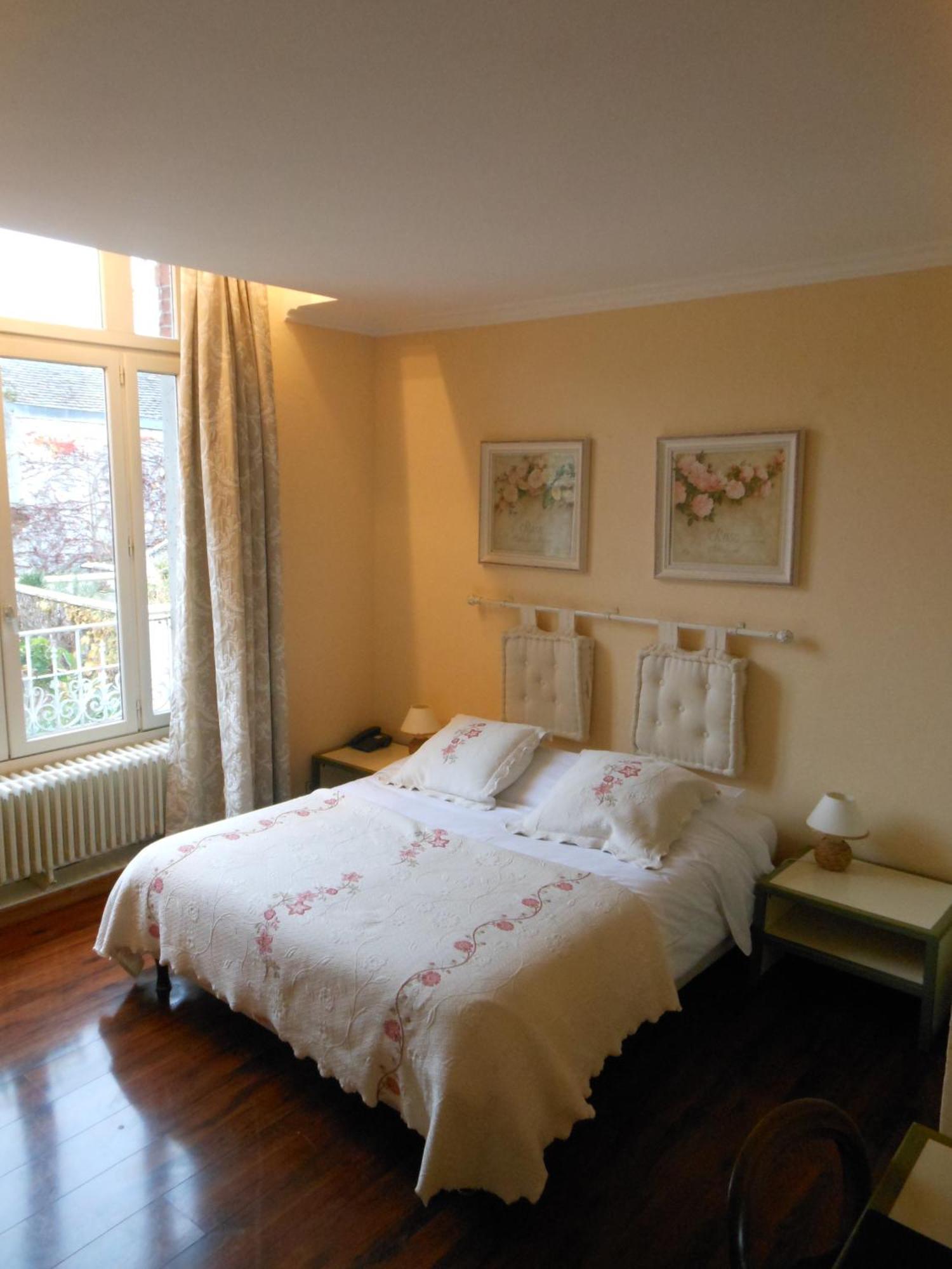 Logis - Hotel Restaurant L'Ecu De France Malesherbes Kültér fotó