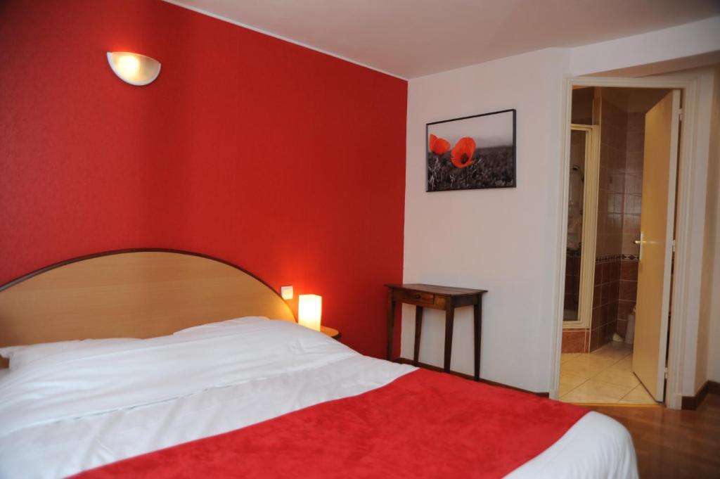 Logis - Hotel Restaurant L'Ecu De France Malesherbes Szoba fotó