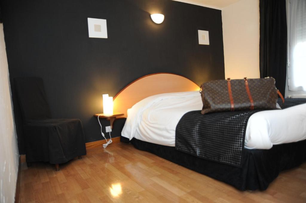 Logis - Hotel Restaurant L'Ecu De France Malesherbes Szoba fotó