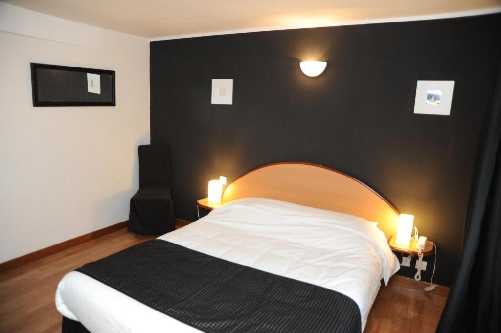 Logis - Hotel Restaurant L'Ecu De France Malesherbes Szoba fotó