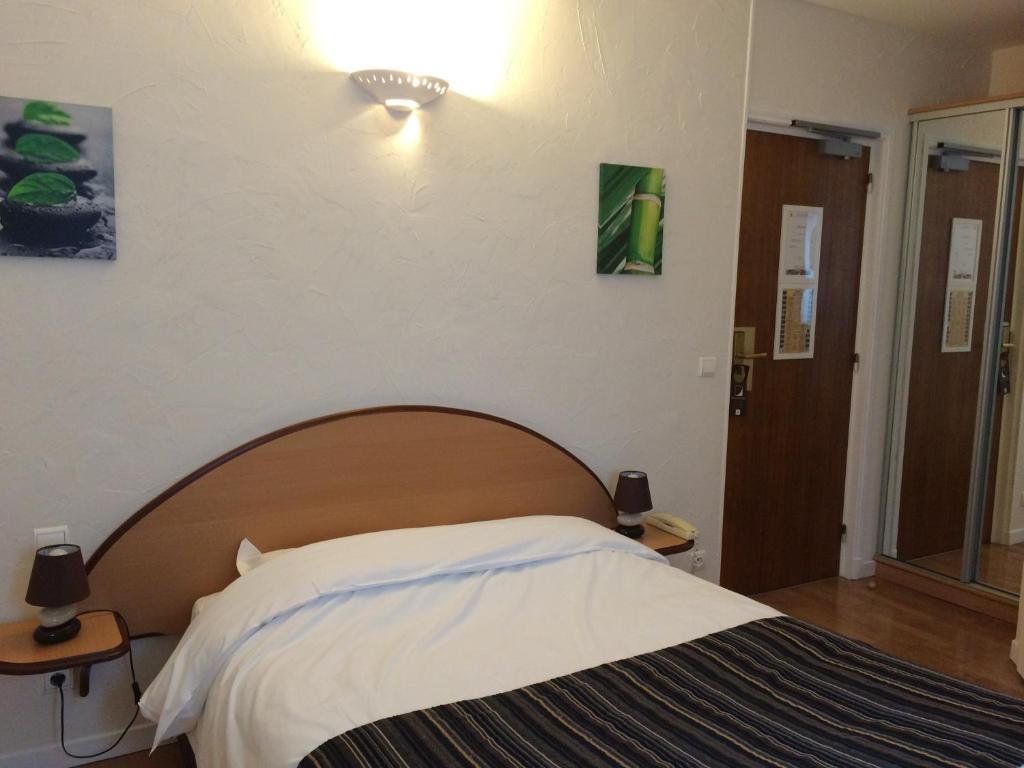 Logis - Hotel Restaurant L'Ecu De France Malesherbes Szoba fotó